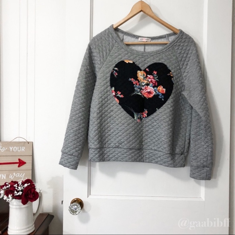 Wish & Whim Graphic Heart Gray Sweater M